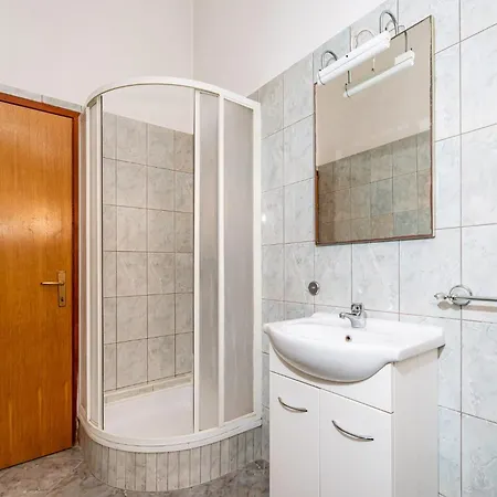 Apartment With Swimming Pool Nikola